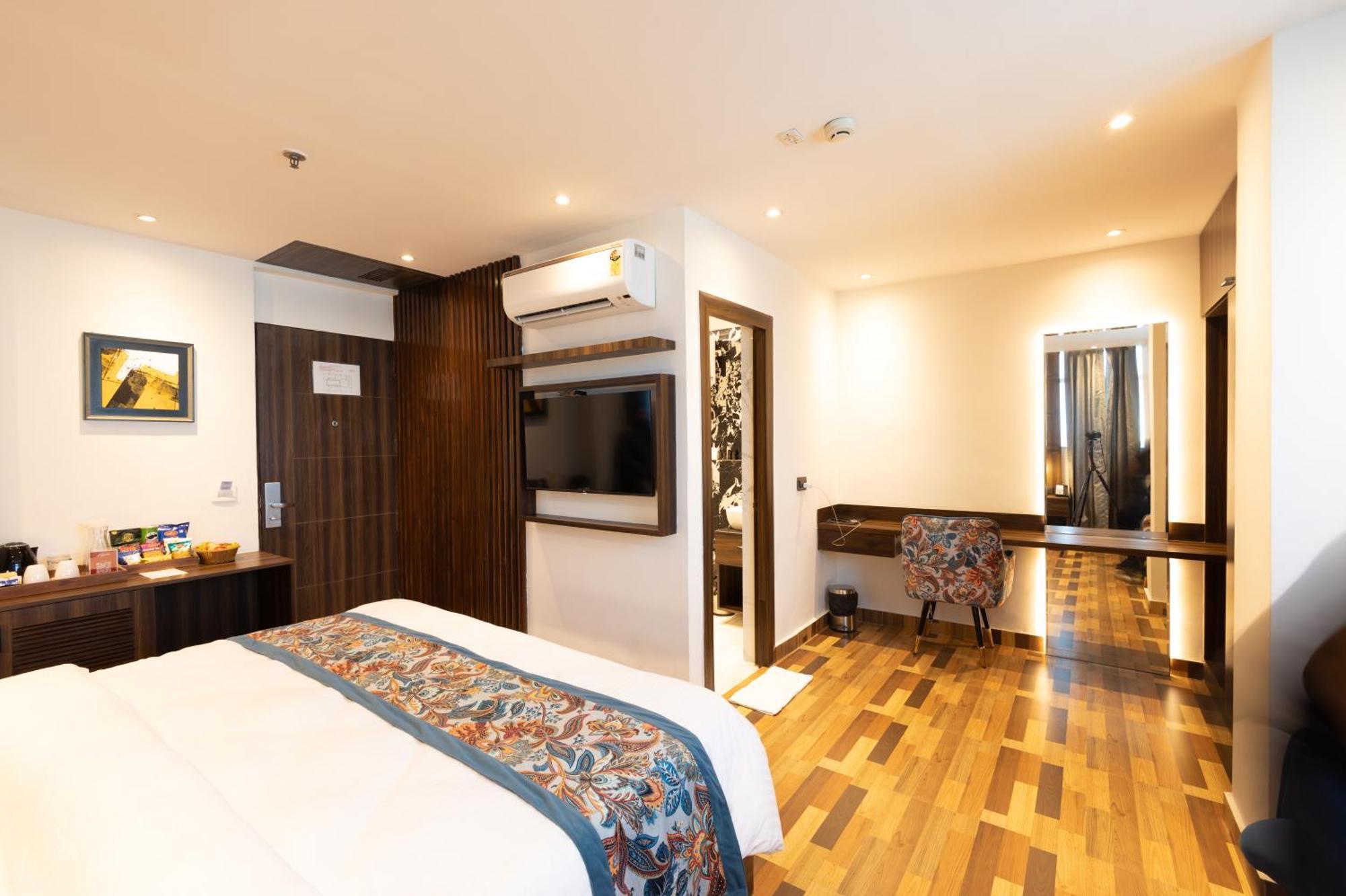 Hyphen Business Hotel Noida Exterior photo