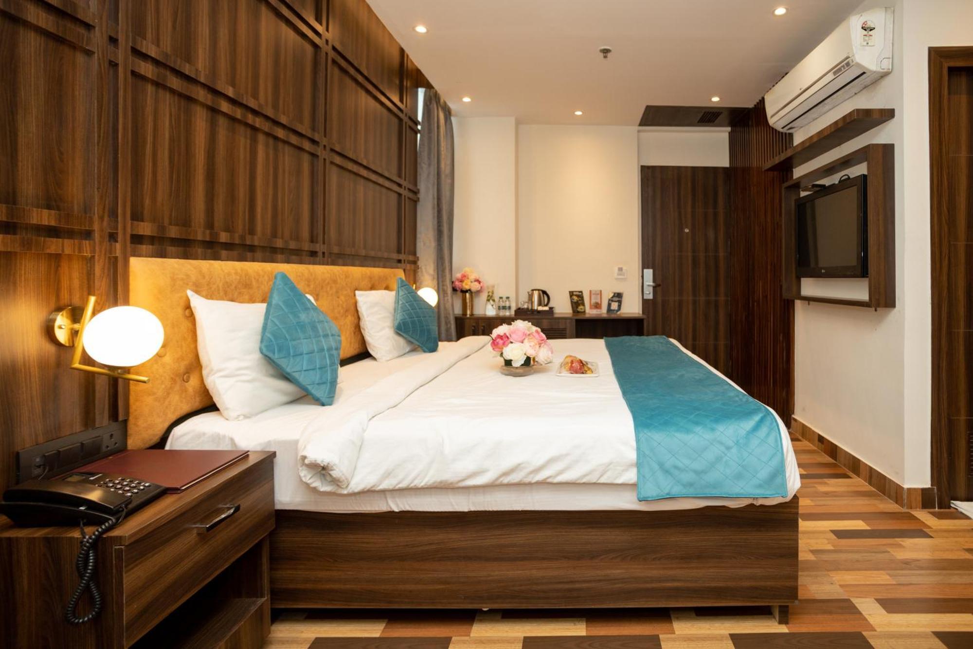 Hyphen Business Hotel Noida Exterior photo