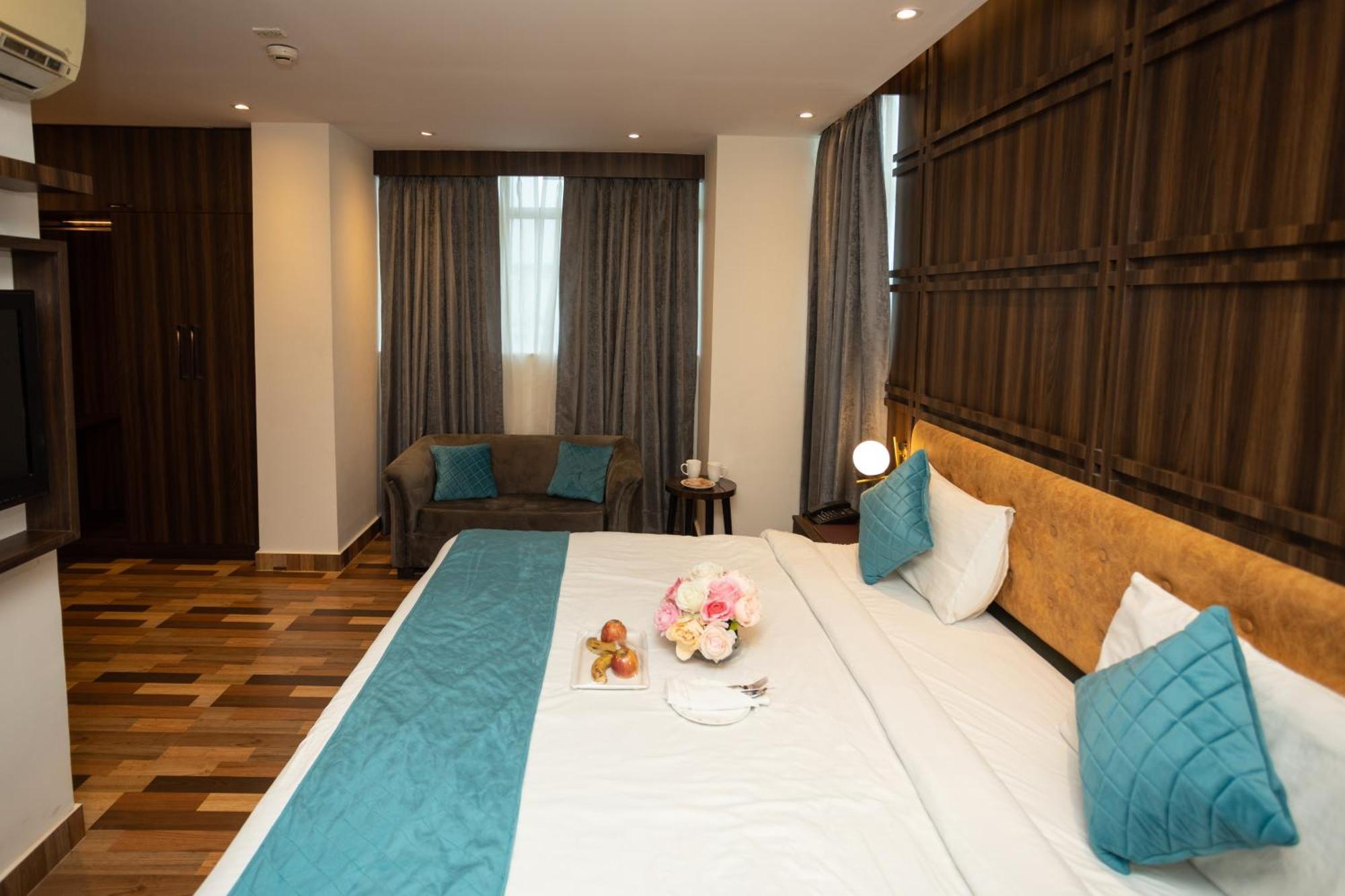 Hyphen Business Hotel Noida Exterior photo