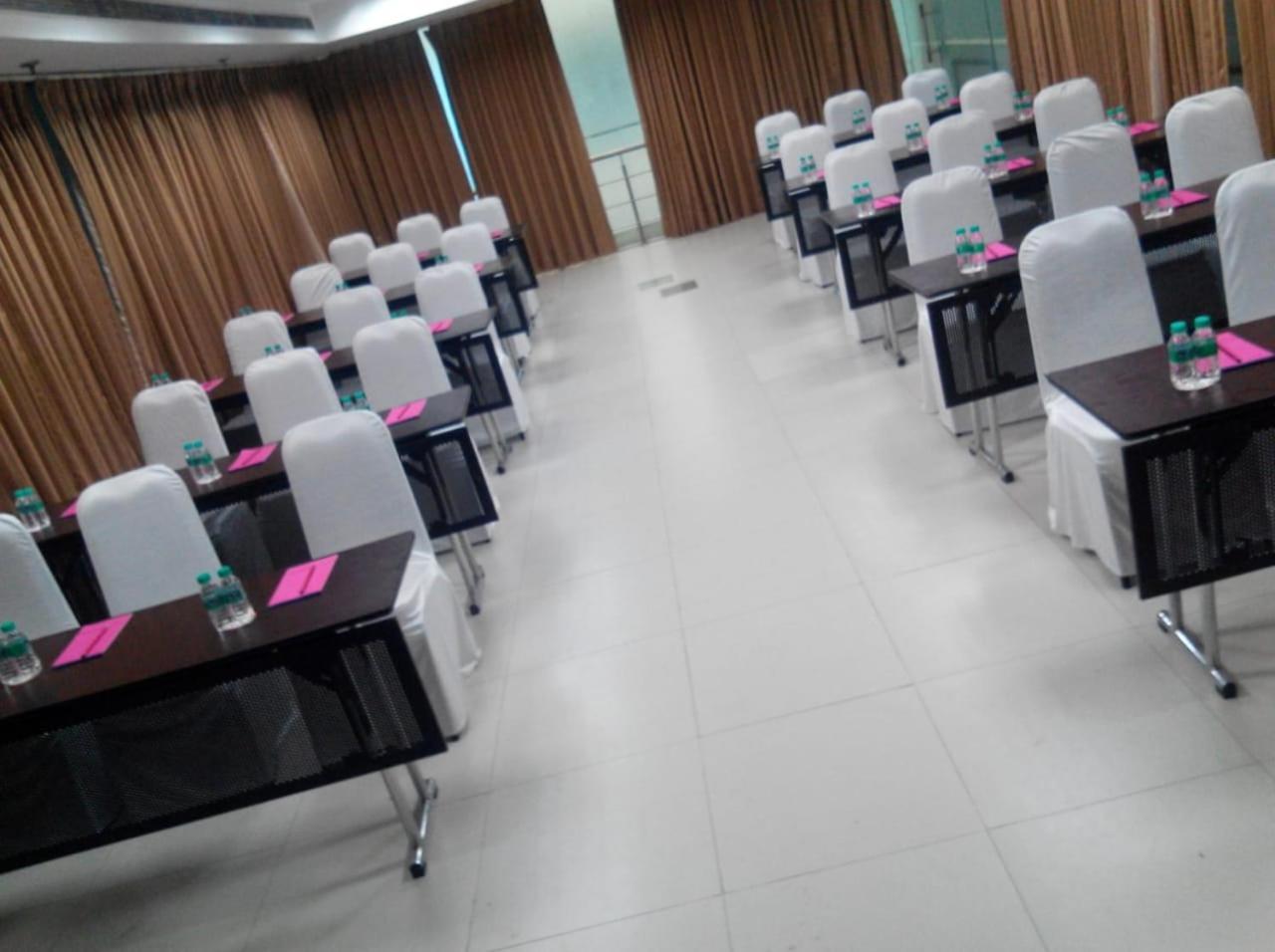 Hyphen Business Hotel Noida Exterior photo