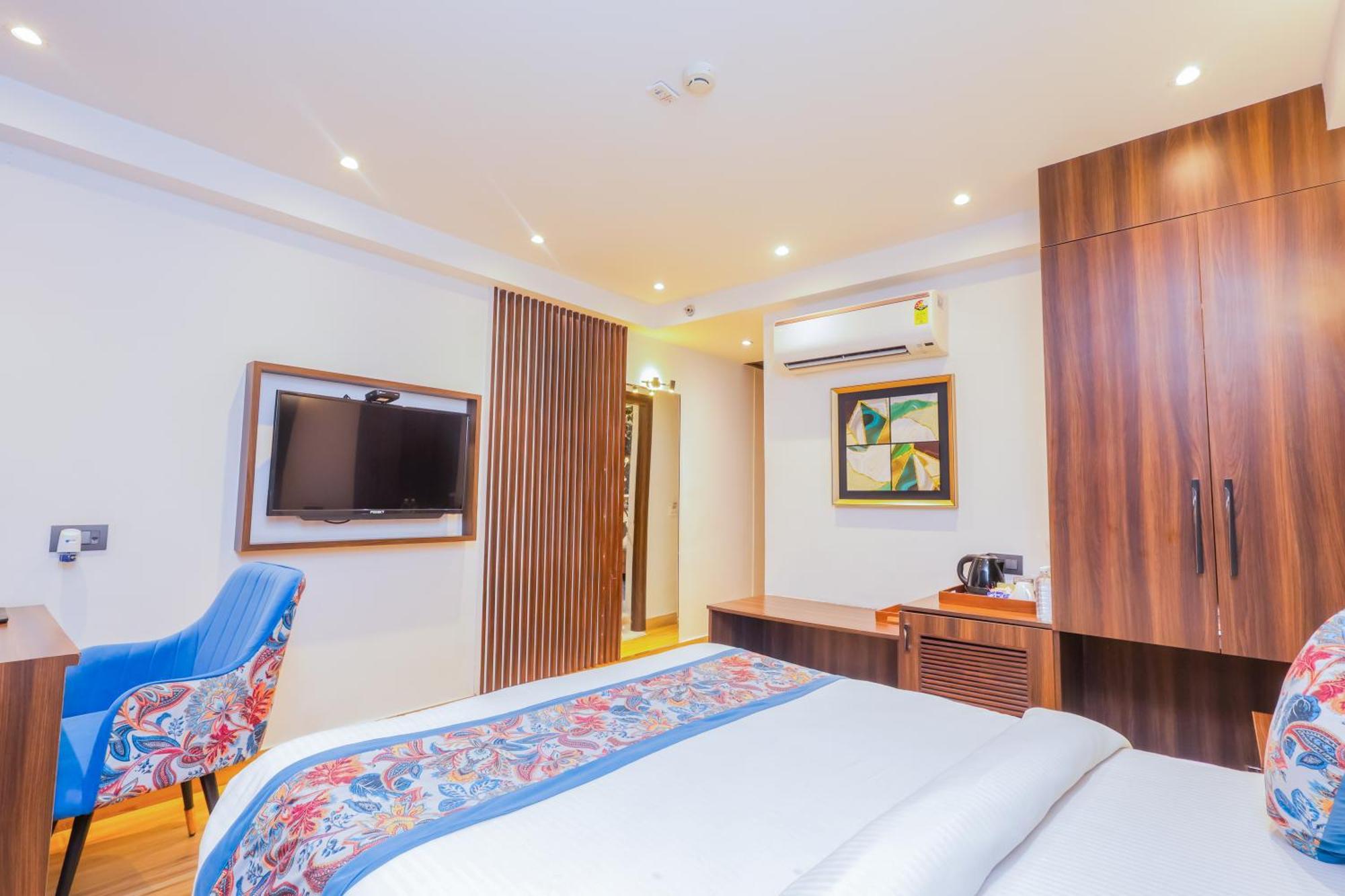 Hyphen Business Hotel Noida Exterior photo