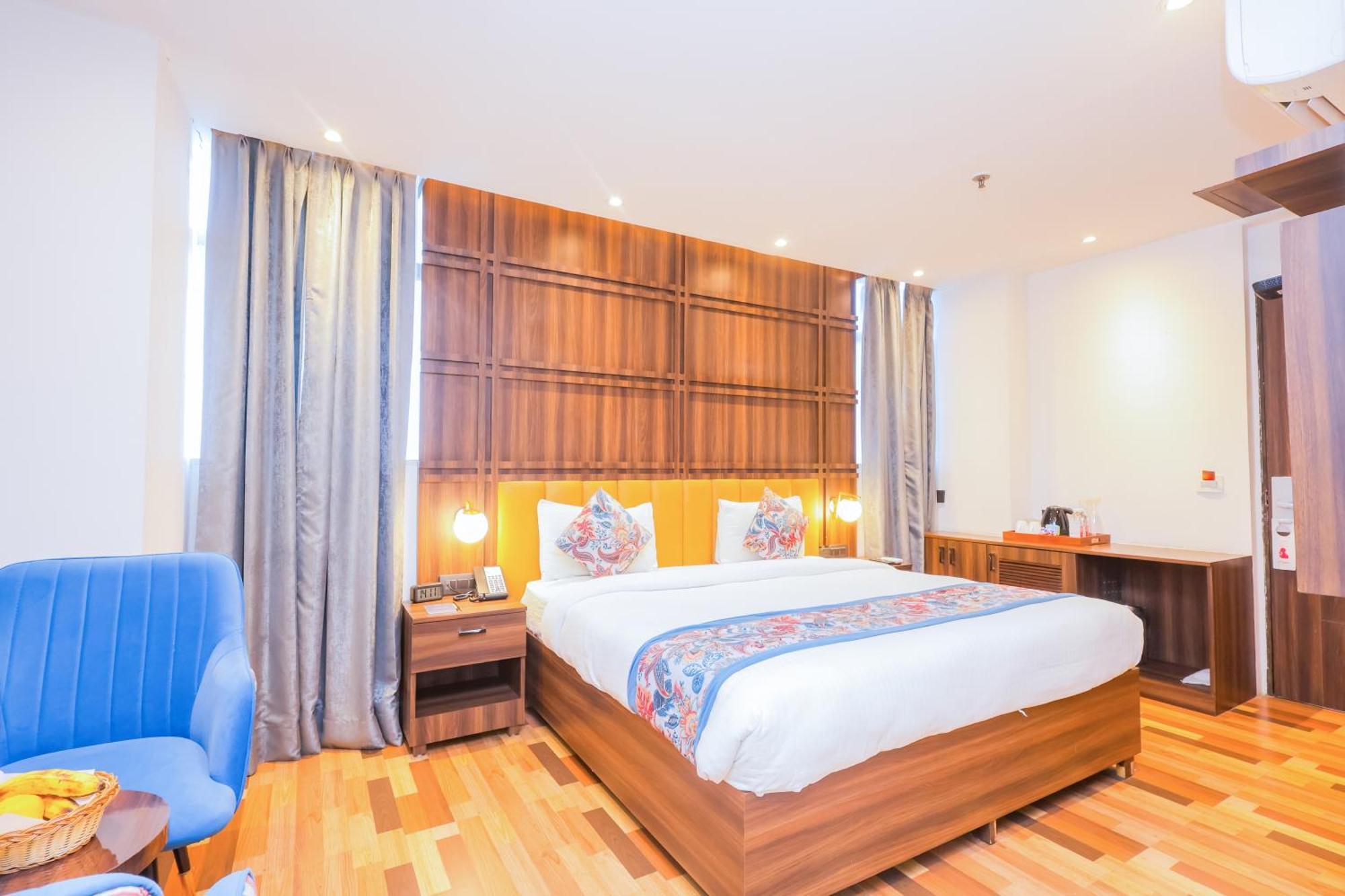 Hyphen Business Hotel Noida Exterior photo