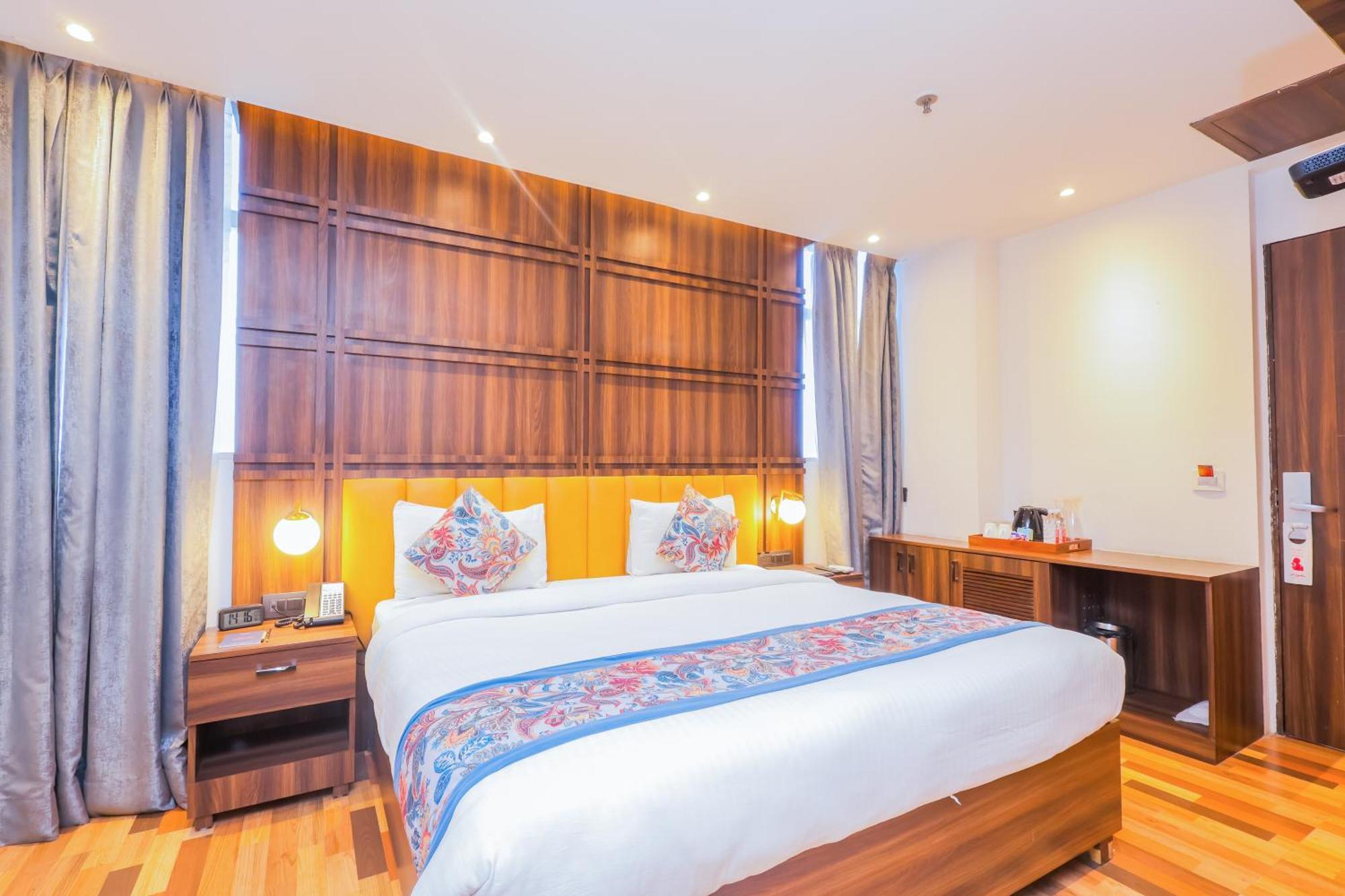 Hyphen Business Hotel Noida Exterior photo
