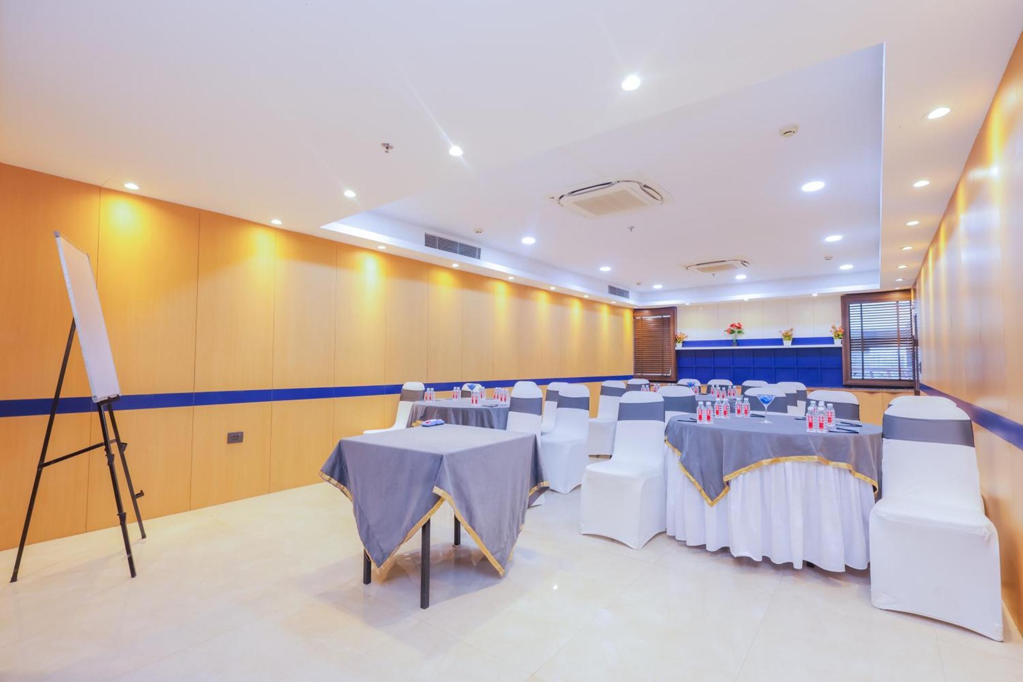 Hyphen Business Hotel Noida Exterior photo