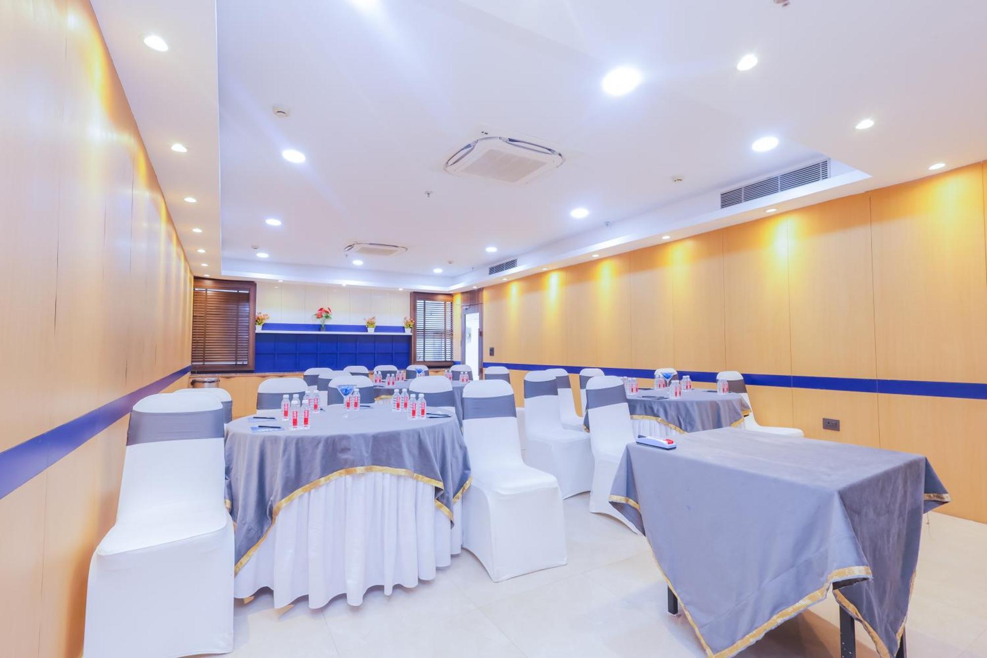 Hyphen Business Hotel Noida Exterior photo