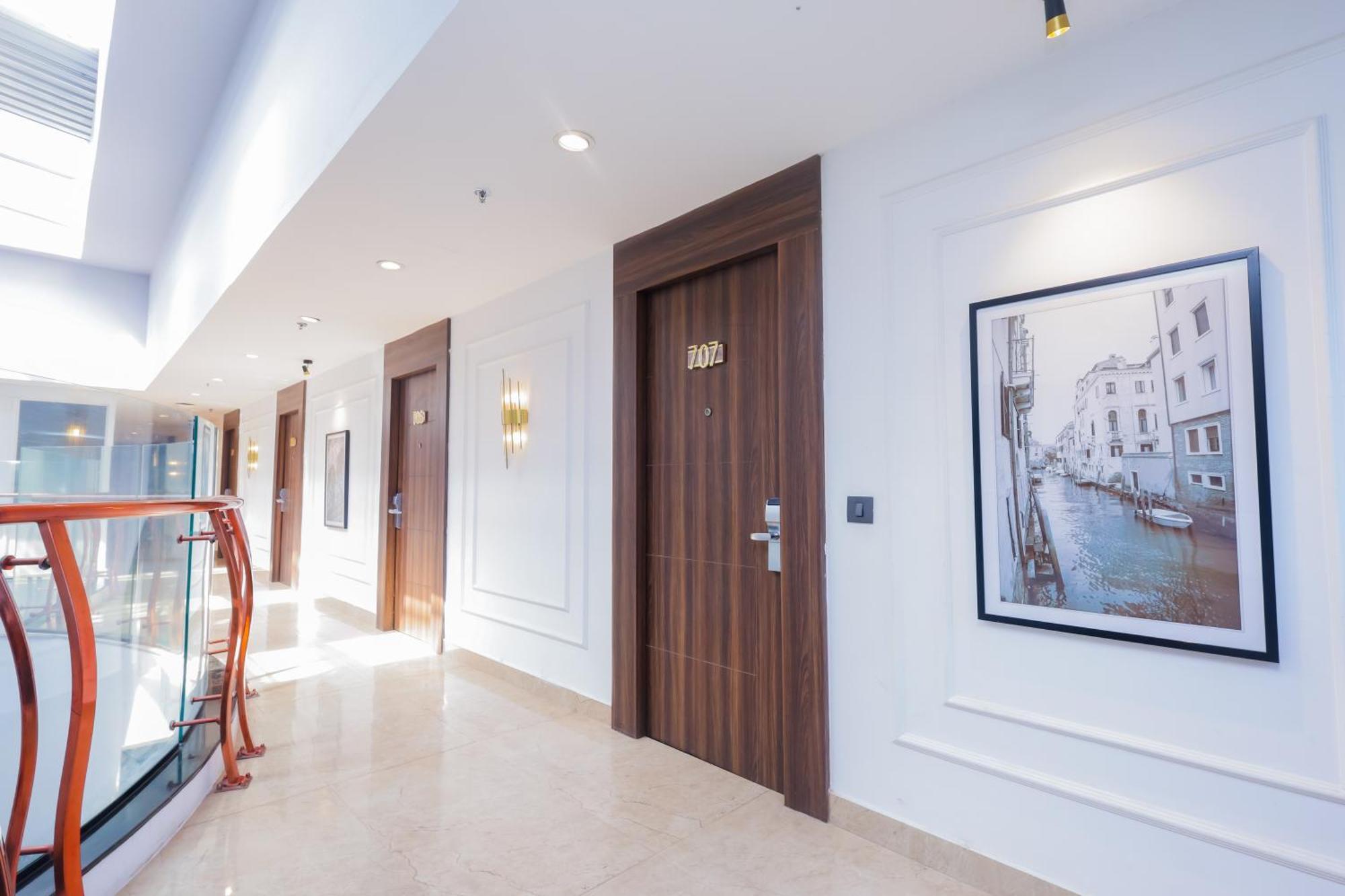 Hyphen Business Hotel Noida Exterior photo