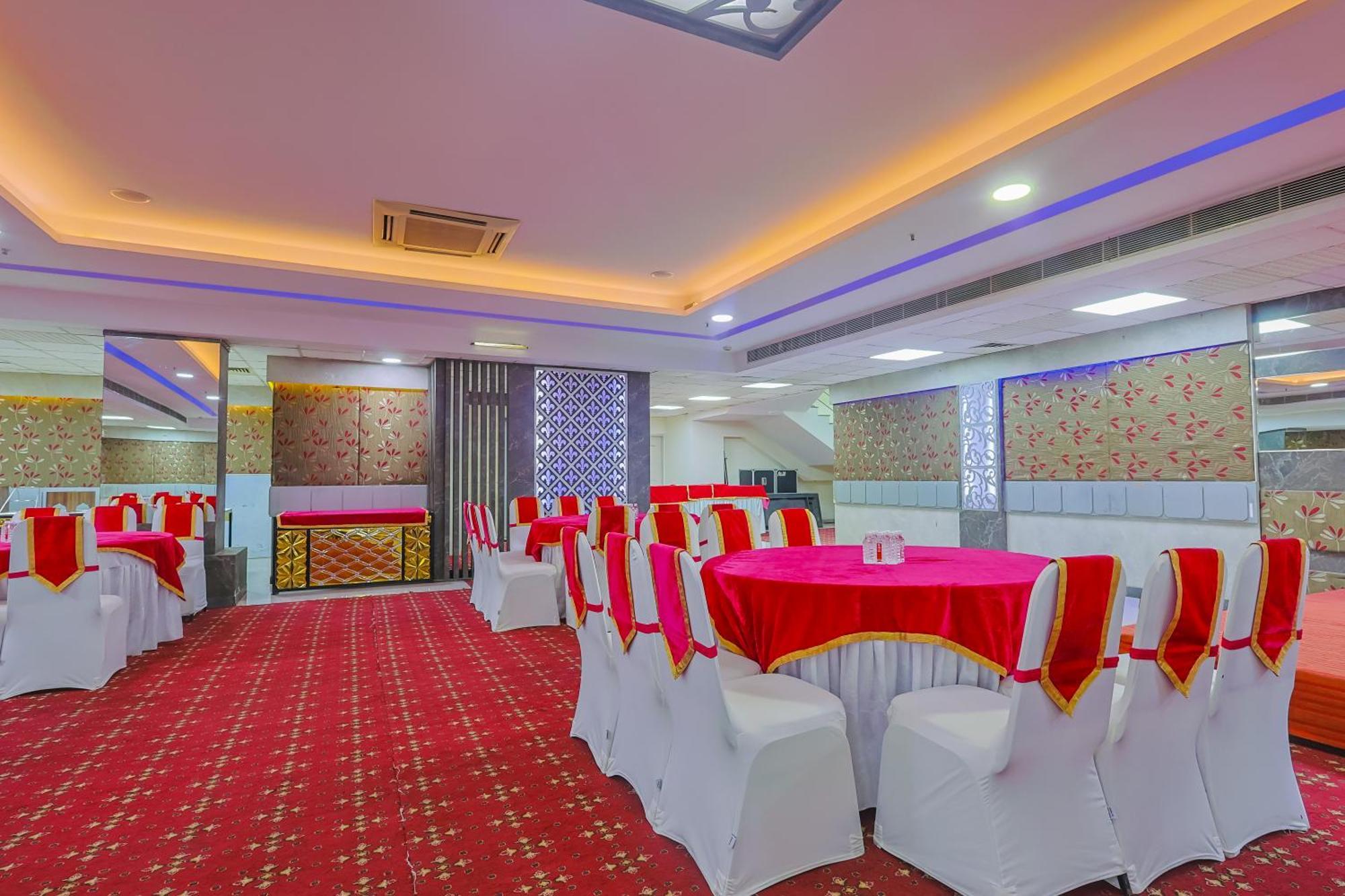 Hyphen Business Hotel Noida Exterior photo