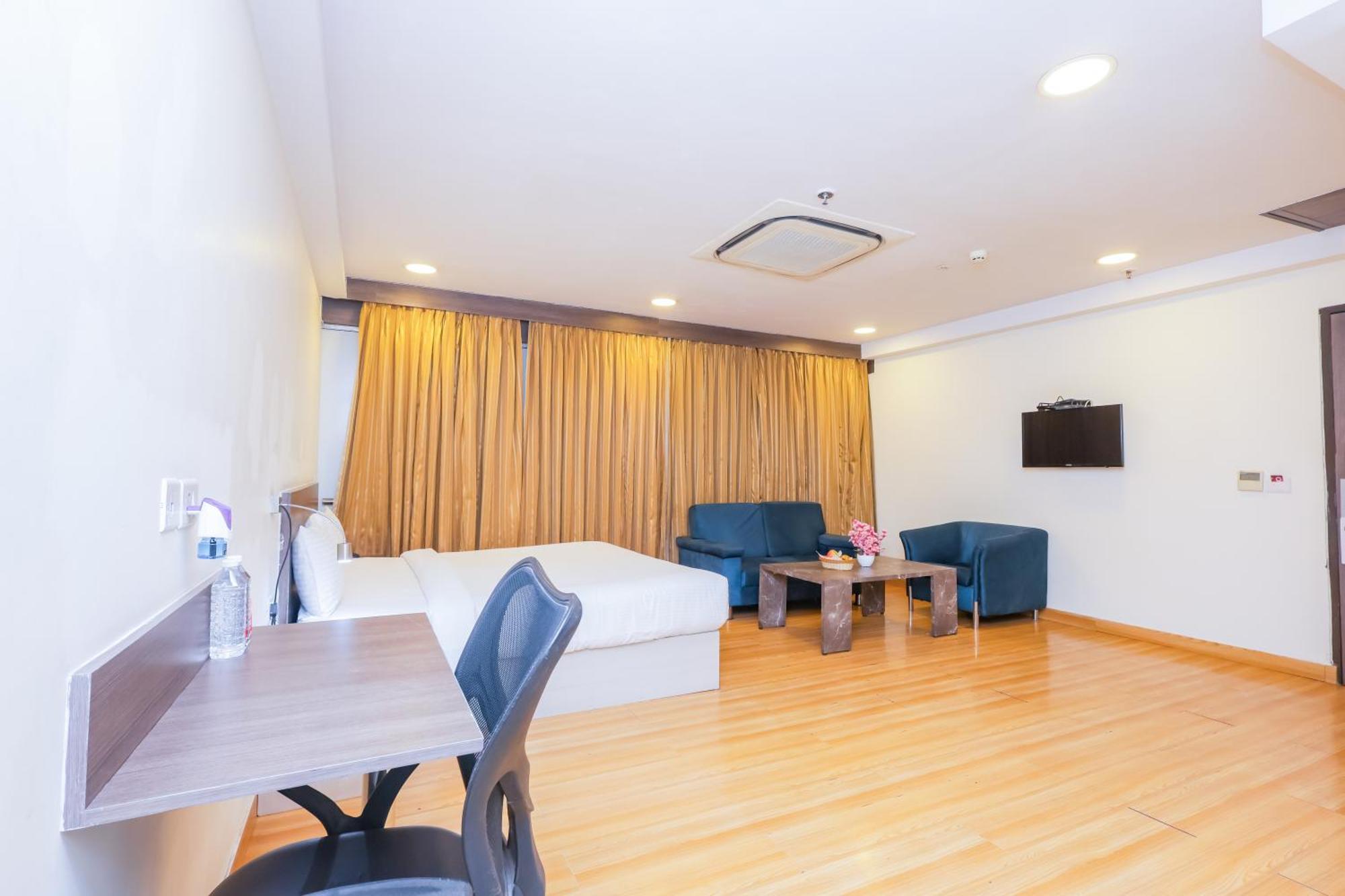 Hyphen Business Hotel Noida Exterior photo